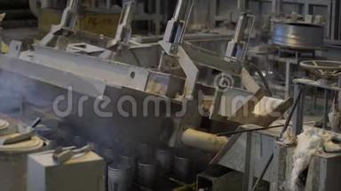 在现代工厂熔炼后形成铝柱。 生产<strong>常用</strong>的金属铝型材